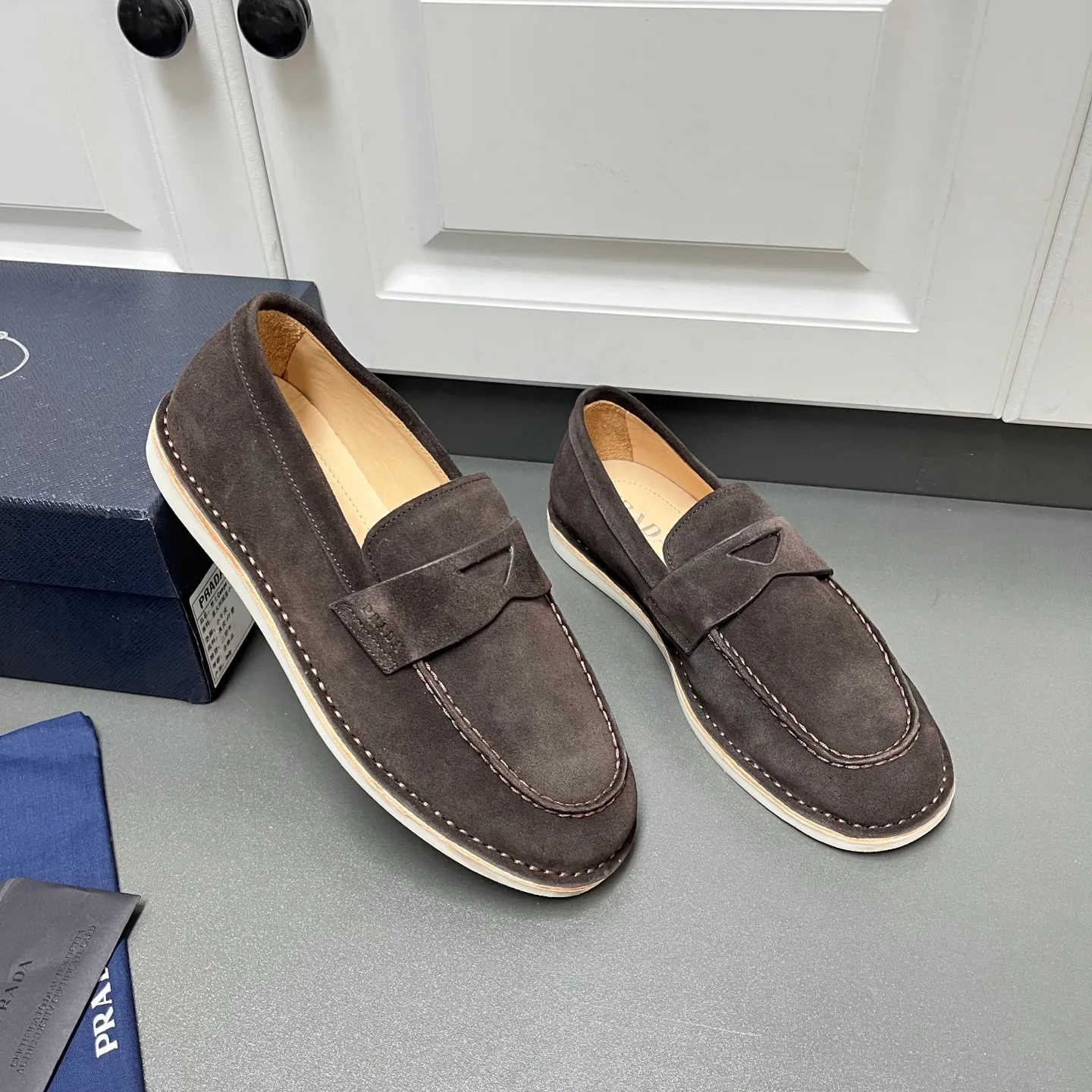 💰840 Prada men’s new suede leather loafers. Made of flocked cow second-layer leather, they combine classic design with handmade details, blending sophistication with casual comfort. Hot-stamped logo on the outside, topstitched seams on the skirt, 1.5cm white rubber sole with leather welt, dyed calfskin lining, silver-labeled cowhide feet, simple and elegant style, comes with a full set of original packaging dust bag! C leather shoe size: 39/40/41/42/43/44 brown color welcome to order